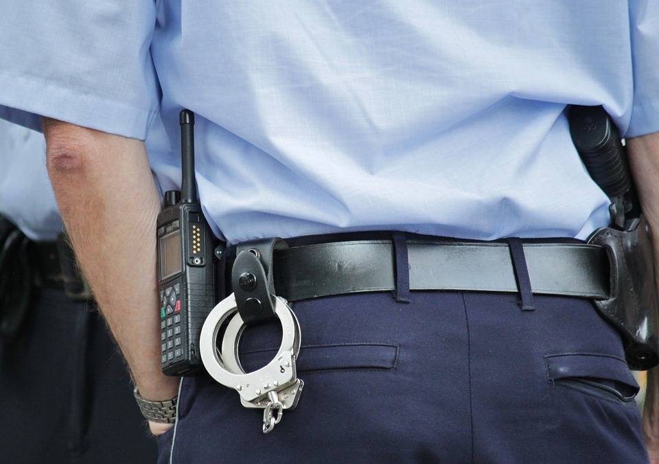 Poliziotto di 28 anni preso a pugni e sputi da banda di romeni